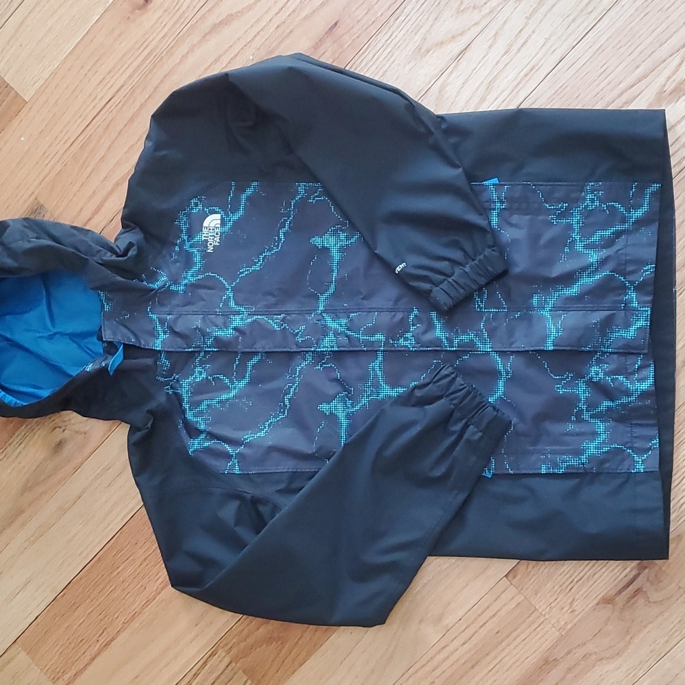 The North Face Boys Dryvent Windbreaker Jacket.  Size Medium 10/12